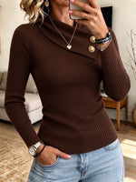 Damenpullover aus geripptem Strick mit asymmetrischem Knopfkragen und tailliertem Schnitt