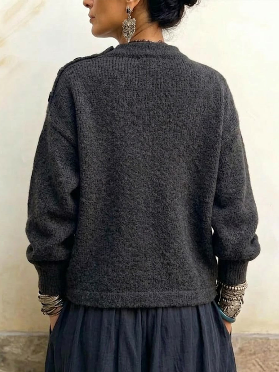 Maglione lavorato a maglia con orlo asimmetrico, sovrapposto e chiuso da bottoni