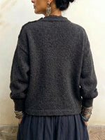Gestrickter Pullover mit asymmetrischem, überlappendem Saum und Knopfverschluss