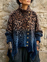 Top de terciopelo con cuello alto, estampado de leopardo degradado y diseño asimétrico con botones en la parte delantera