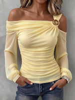 Strahlende, pastellgelbe, geraffte Netzbluse