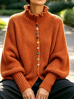 Vigla Ruĉita Turtleneck Svetero Kun Buntaj Ĉielarkaj Butonoj