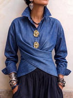 Elegante camicia di jeans avvolgente sul davanti con bottoni floreali dorati