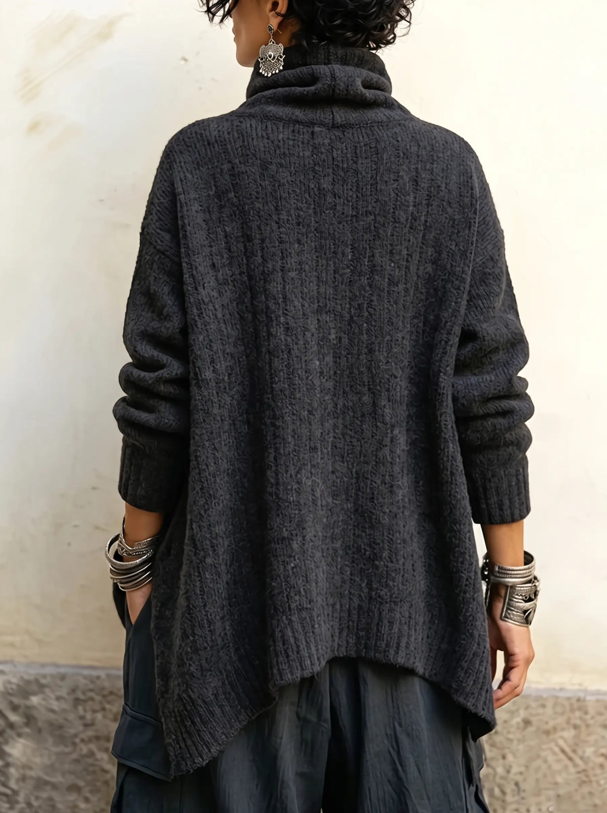 Comodo pullover in maglia asimmetrico con dettagli a bottoni