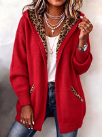 Comodo cardigan con cappuccio lavorato a maglia con accenti leopardati