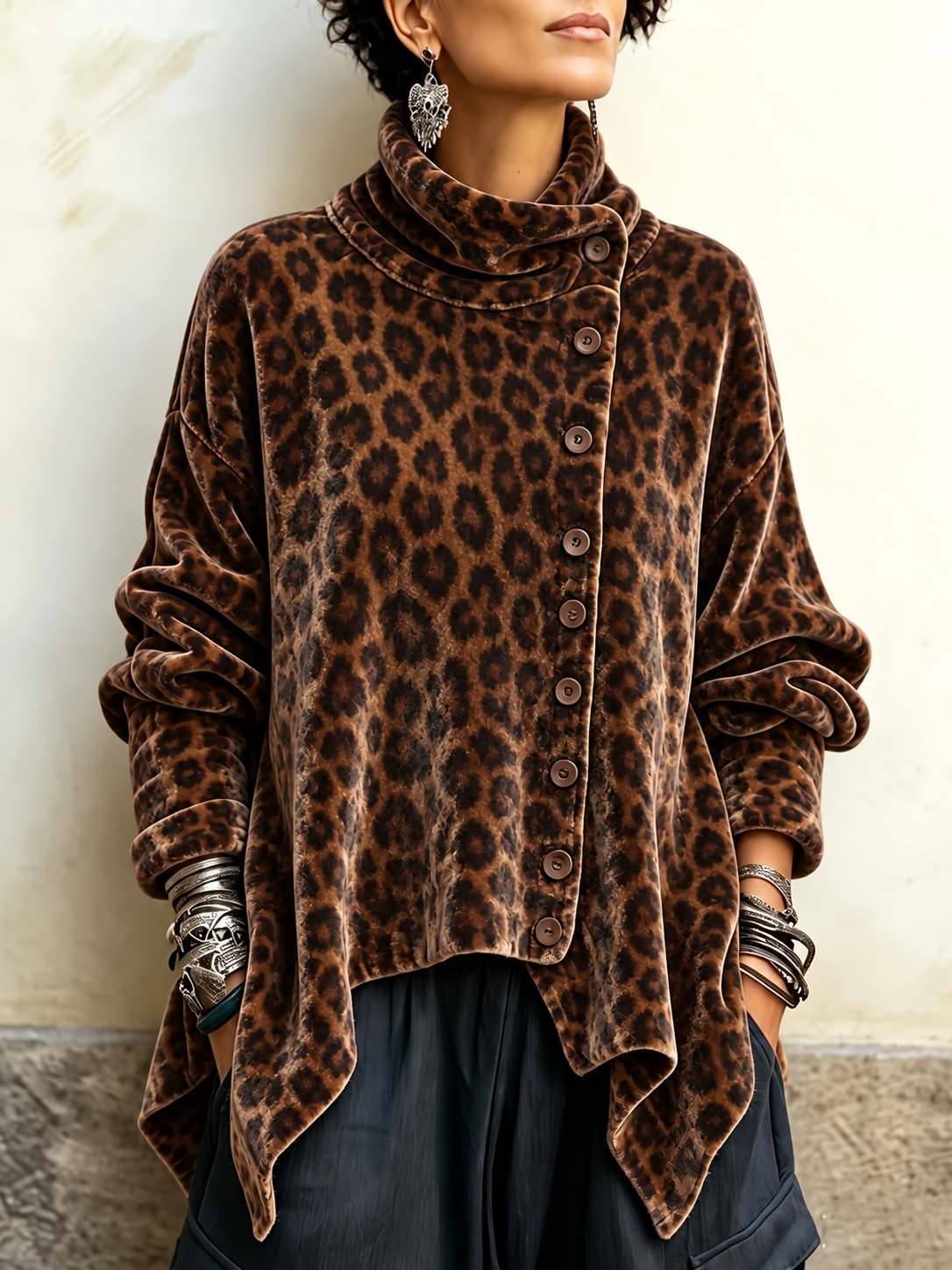 Damen-Oberteil aus Samt mit Wasserfallausschnitt und Leopardenmuster – asymmetrische drapierte Tunika-Bluse mit Knopfleiste vorne