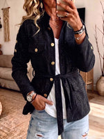Damen-Jacke aus gesprenkeltem Tweed-ähnlichem Stoff mit Knopfleiste und Bindegürtel