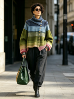 Accogliente maglione lavorato a maglia a collo alto a righe sfumate