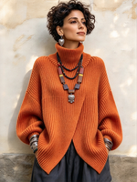 Elegante maglione a collo alto asimmetrico con orlo avvolgente