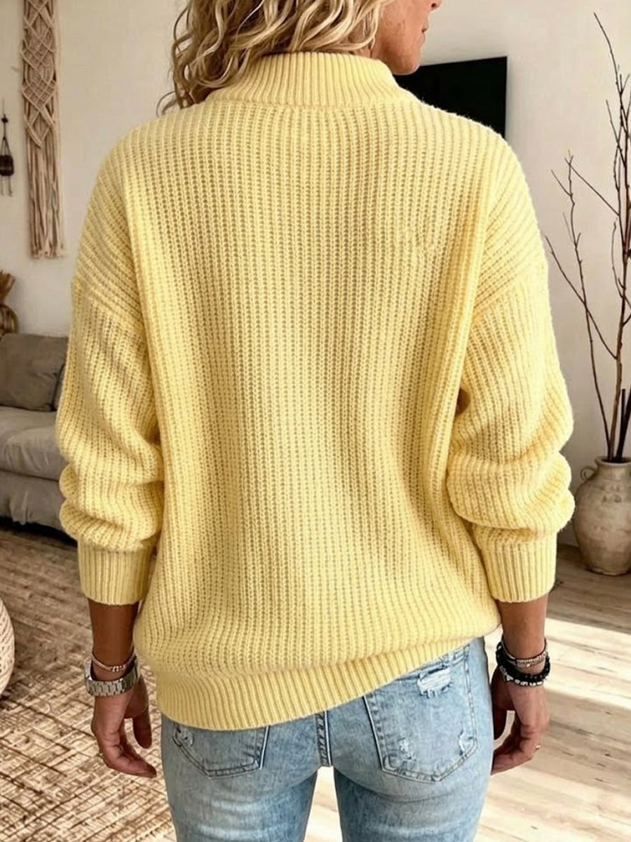 Locker sitzender Pullover aus Rippstrick mit halbem Reißverschluss und umgeschlagenem Kragen