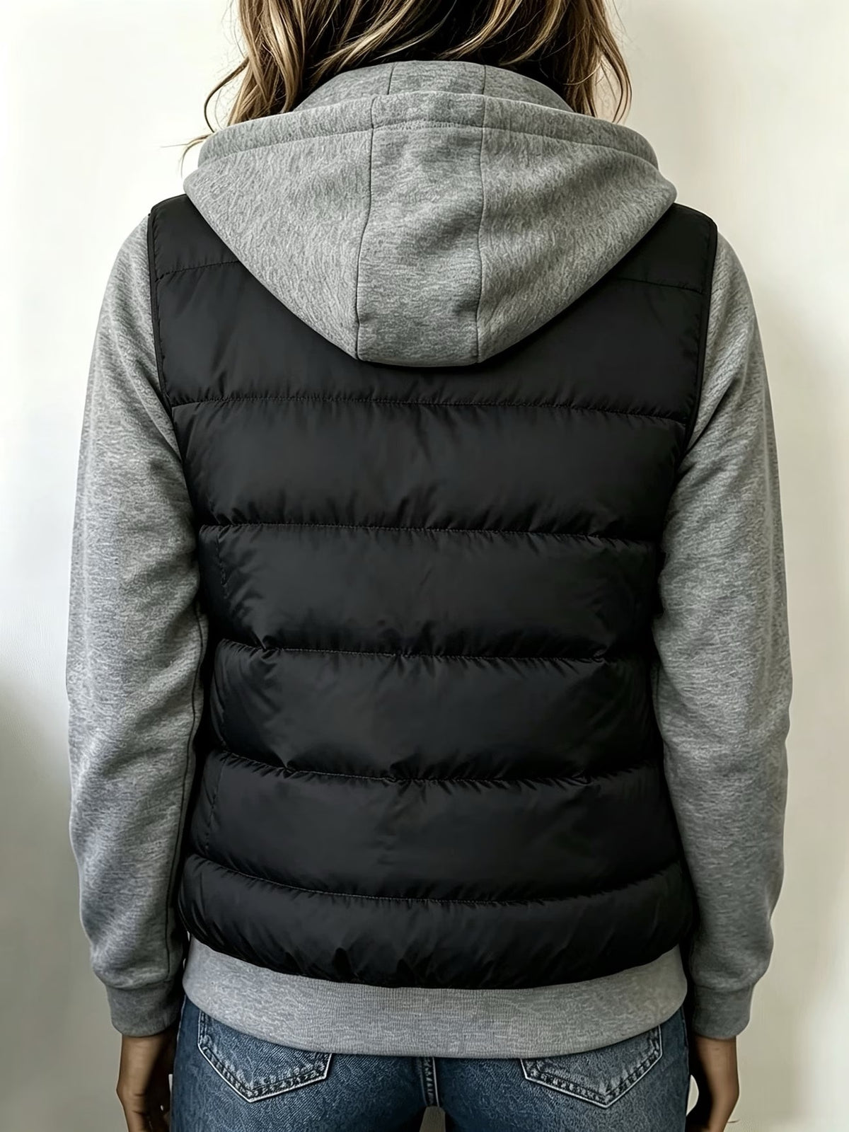 Chaqueta acolchada con capucha y paneles informales