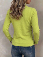 Schmal geschnittenes Strickoberteil mit Stehkragen und Knopfdetails