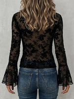 Blusa con mangas acampanadas y encaje floral transparente de mujer de color negro