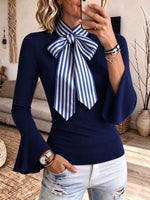 Elegante blusa azul marino para mujer con pajarita a rayas y mangas acampanadas