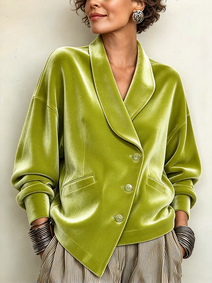 Top de terciopelo con cuello chal en verde urbano elegante