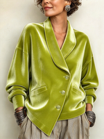 Top de terciopelo con cuello chal en verde urbano elegante