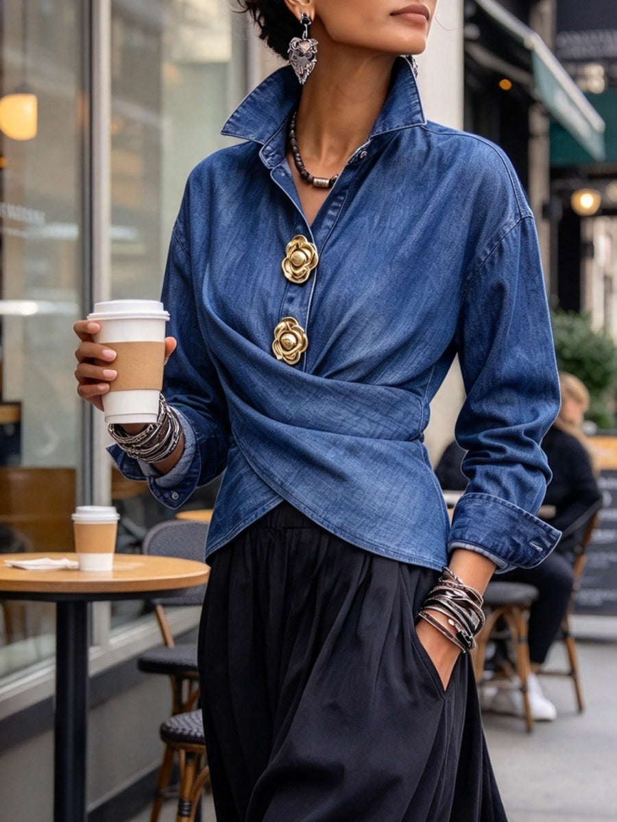 Elegante camicia di jeans avvolgente sul davanti con bottoni floreali dorati