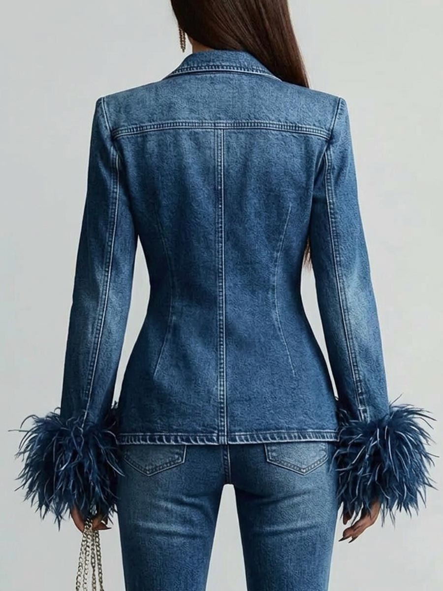 Maßgeschneiderte Jeans-Blazerjacke für Damen mit Federbesatz an den Bündchen