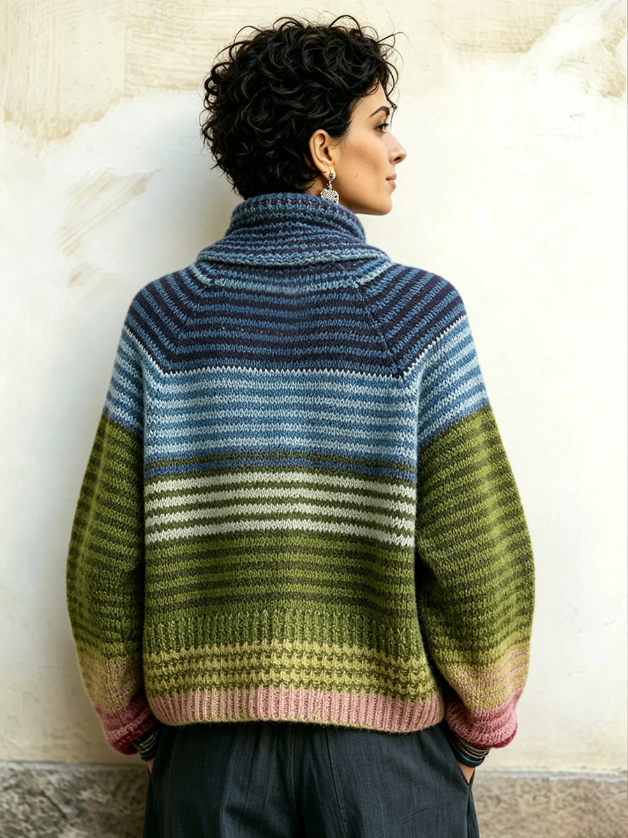 Accogliente maglione lavorato a maglia a collo alto a righe sfumate