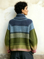 Accogliente maglione lavorato a maglia a collo alto a righe sfumate