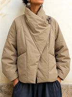 Zeitgenössische, drapierte, asymmetrische Pufferjacke