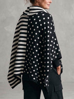 Maglione poncho a righe e pois bianchi e neri da donna