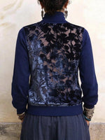 Eleganter marineblauer Rollkragenpullover mit transparentem, floralem Samteinsatz