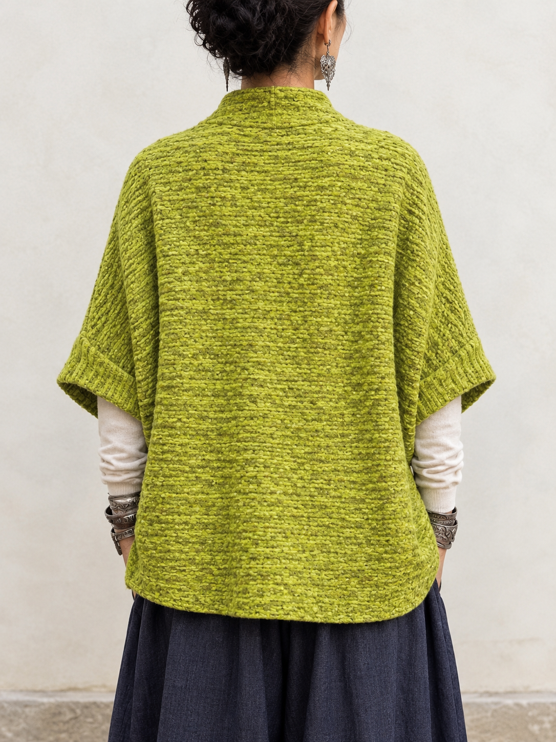 Grobstrick-Cardigan mit großen, unregelmäßig geformten Knöpfen
