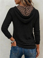 Lässiges Langarm-Sweatshirt mit Kapuze und Einsätzen im Leopardenmuster