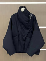 Zeitgenössische, drapierte, asymmetrische Pufferjacke