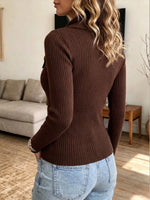 Damenpullover aus geripptem Strick mit asymmetrischem Knopfkragen und tailliertem Schnitt