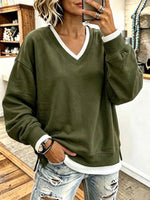 Felpa oversize con scollo a V, spalle scese e finiture bianche a contrasto