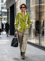 Top de terciopelo con cuello chal en verde urbano elegante