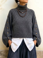 Comodo pullover lavorato a maglia con collo alto e maniche con bottoni