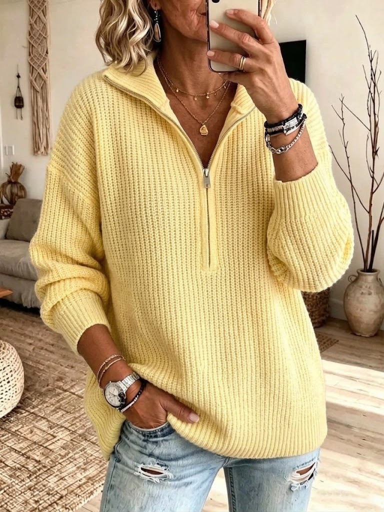 Locker sitzender Pullover aus Rippstrick mit halbem Reißverschluss und umgeschlagenem Kragen