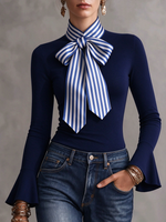 Elegante top elástico con pajarita a rayas