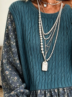 Top casual elegante de punto de cable con patchwork floral azul