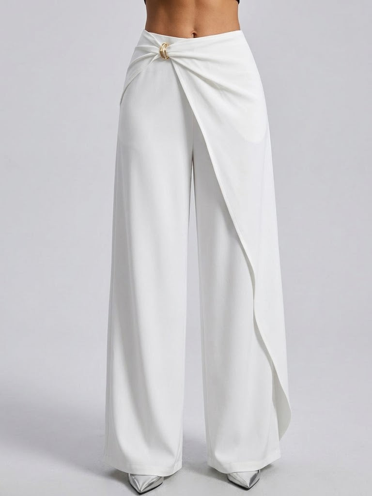 Asymmetrisch drapierte Hose mit weitem Bein, hoher Taille und gedrehter Metallschnalle